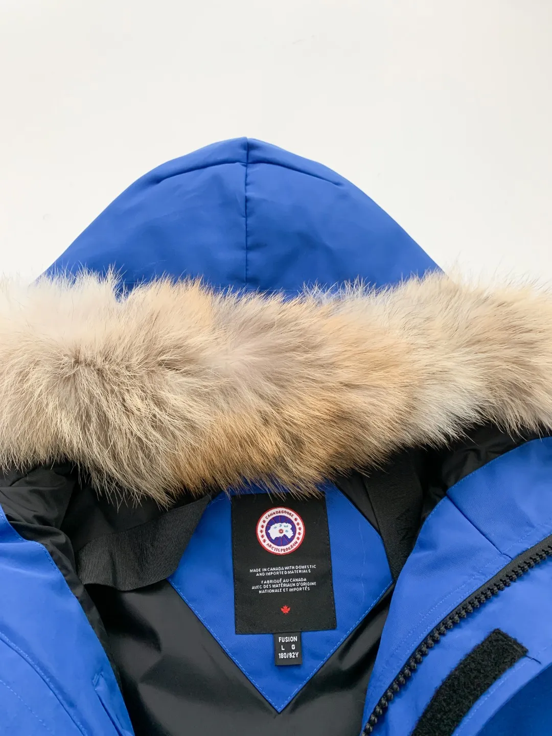 P780 Fake model pictures were taken at home. Colleagues please do not pass them off as stolen pictures! Style number: Y60-🇨🇦CANADA GOOES 24 new styles 08 styles/couple styles Factory direct supply: supplying global purchasing agents, micro-businesses, entities, Tmall, high-end stalls and studio cooperation, free shipping! Canada Goose Expedition Parka 2008 is the same style for men and women. It is mid-length and the most timeless classic. All Arctic and Antarctic scientific expedition teams choose Canada Goose as their cold-proof equipment. It is the Rolls-Royce of down jackets. ➖ Industry-leading anti-counterfeiting chip sensing. ➖ Imported Behringer embroidery machines and customized embroidery labels, the highest level and industry leading. ➖ Imported Korean 21-count polyester-cotton blended original fabric, TC85 waterproof coated fabric, water-repellent, windproof and wear-resistant. ➖ The new national standard 80 white duck down is filled with an average of 520 grams of down. The amount of down filled is industry-leading. ➖ 100% nylon lining with double double-layer sealing design to prevent velvet running, and seamless thread design on the cuffs! ➖ Western Canadian Green Wolf Collar. ➖ Yoshida YKK provides original factory-customized electroplated sliders. YKK two-way lockable zippers are tight and smooth and do not peel off paint. ➖ 3M composite Velcro is durable and the accessories and hardware are all custom-made. Note: Our copywriting is only simple and clear. Instead of bragging about the copywriting, it is better to compare and understand with samples. Only for the purest goose, the most dedicated, the most professional, the highest quality, the highest cost performance! Color: white red blue gray camouflage navy black SIZE:XS-XXL